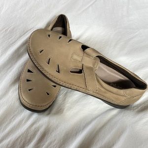 Women’s size 10 SAS shoes
